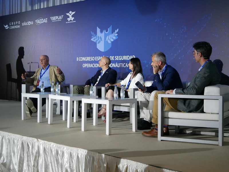 Jose Sanz Dodero, Airport Management International Trainer, International Air Transport Association (IATA); Jorge Martnez Jeric, responsable de Oficina Tcnica del RACE; M Dolores Couso Cambeiro, jefa de relaciones de compaas asistidas; Alejandro Rodriguez Nijpjes, vicepresidente de APROCTA; Acorn Viera, Tcnico de Seguridad Operativa de Navegacin Area (Enaire). Foto: Diego Gmez